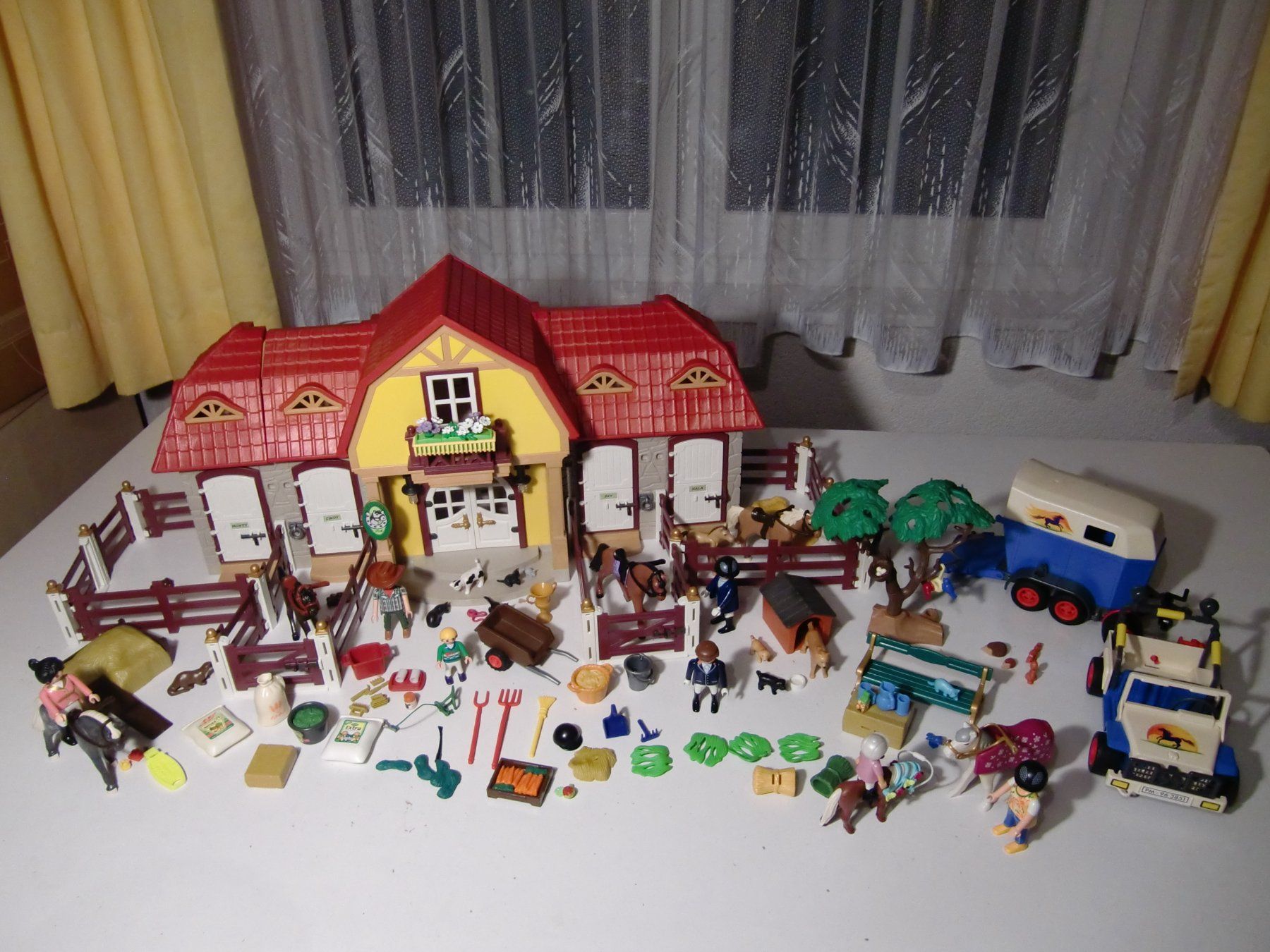 Playmobil Giocattoli: Playmobil Reiterhof mit Paddocks + Transporter – Usato da Arbon venduto da magenta10
