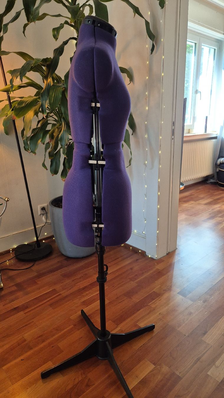 Allestimento di negozi e stand fieristici: Professioneller Schneidertorso violett verstellbar – Usato da Winterthur venduto da Striegelbox 1