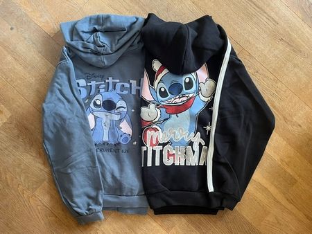 2 Kapuzen-Pullis mit Aufdruck 'Stitch'