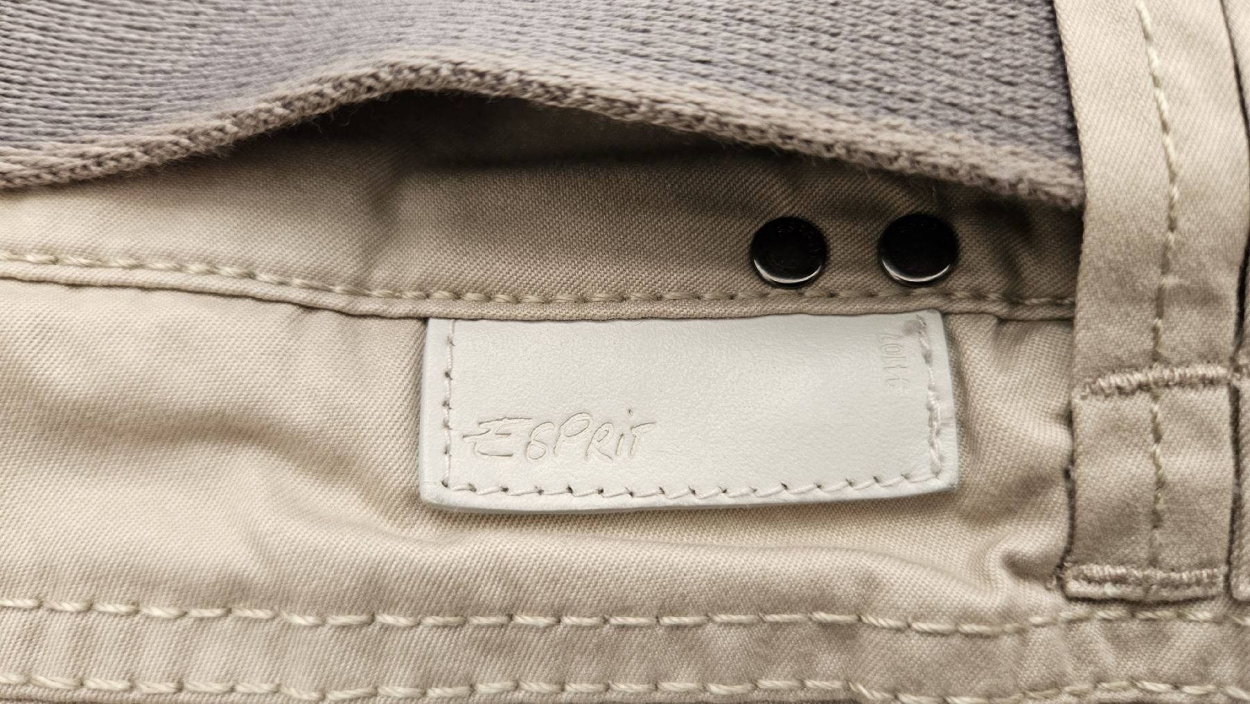 Esprit Pantaloni: Esprit Hose beige mit Gürtel, Grösse 34, neu – Nuovo (secondo la descrizione) da Schmitten / FR venduto da Gumispvc 2