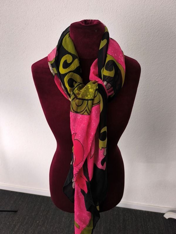 Foulards & écharpes: Schal farbig Versace – D'occasion à Rüti ZH par Restwert_Rueti_ZH 1