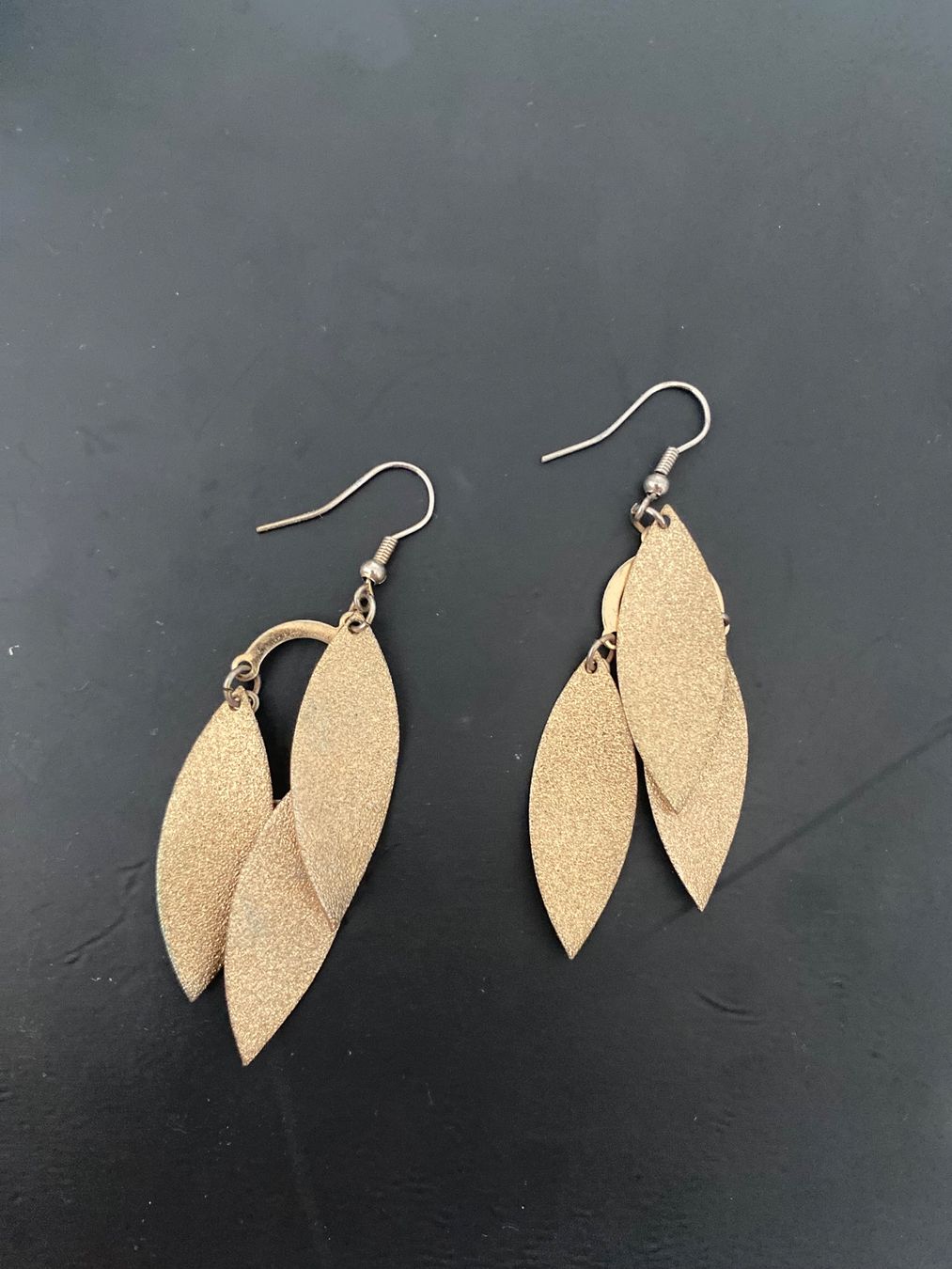 Boucles d'oreille: Ohrhänger Blattoptik goldfarben – D'occasion à Ellikon a d Thur par sar_l8sf