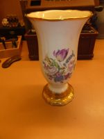 Vase Porzellan weiss Blumen Bemalung Goldrand Unterseite ...