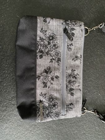 Schicke Umhängetasche mit Blumenmuster, neuwertig!