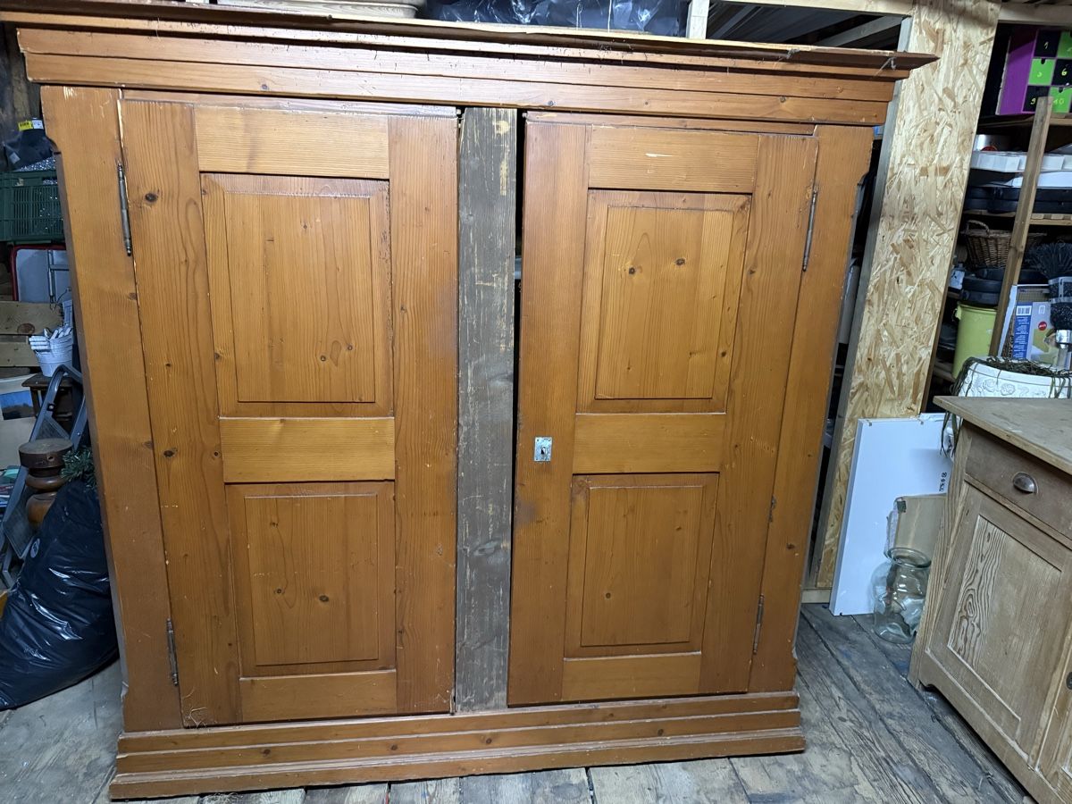 Armoires: Antiker Schrank – Défectueux à Studen SZ par Rambo1