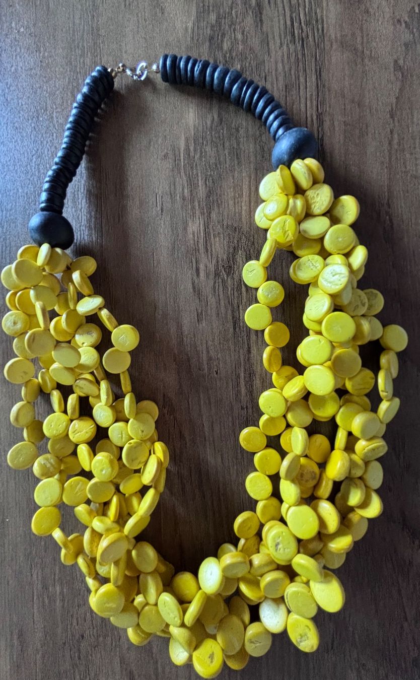 Catenine: Halsschmuck gelb mit Holzplättchen => Ab 5.- – Usato da Basel venduto da Seele7