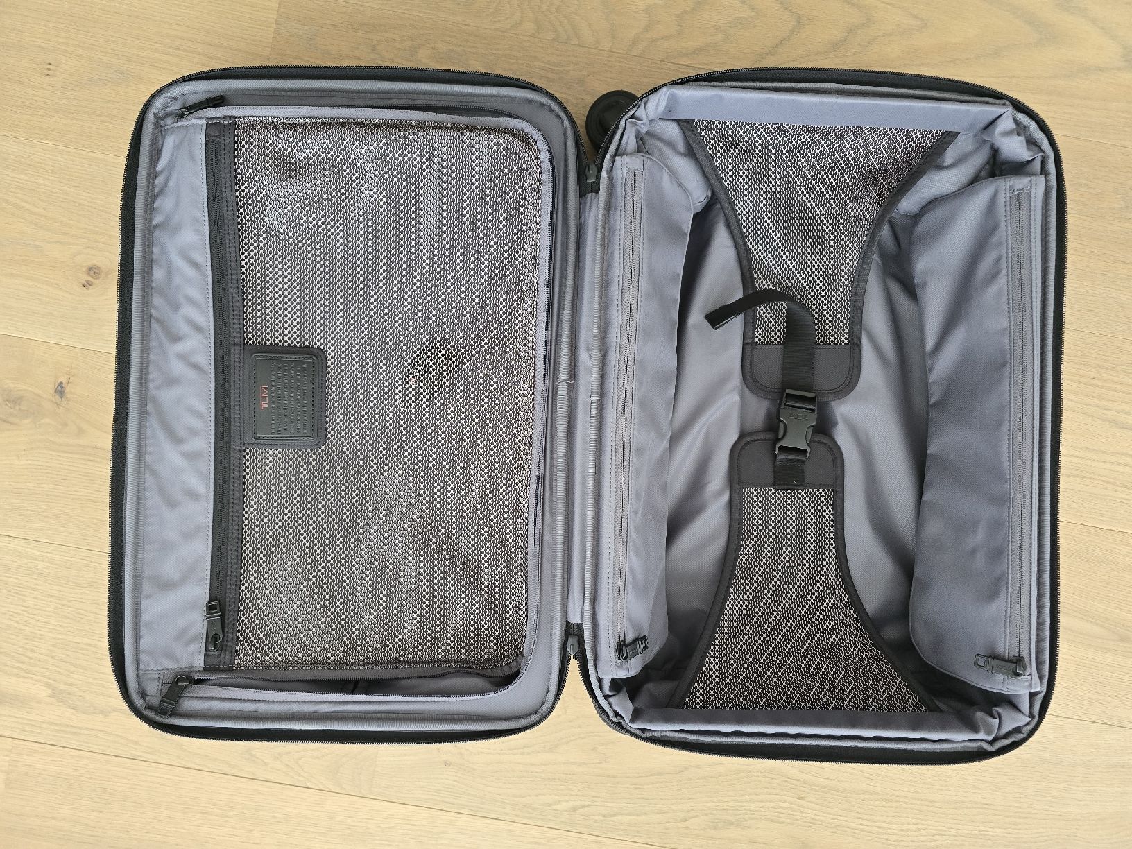 Tumi Valigie: Tumi Boardkoffer und Rucksack – Usato da Balzers venduto da Mr.Bargain 5
