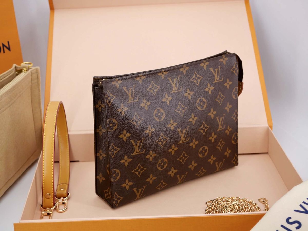 Borse: Louis Vuitton Toiletry pouch 26 cm Y2020 – Usato da Widnau venduto da Pukpan_99 1
