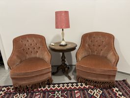 Poltroncine Vintage, Tavolino antico in legno, Lampada