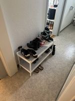 Weisses Schuhregal mit zwei Ablagen
