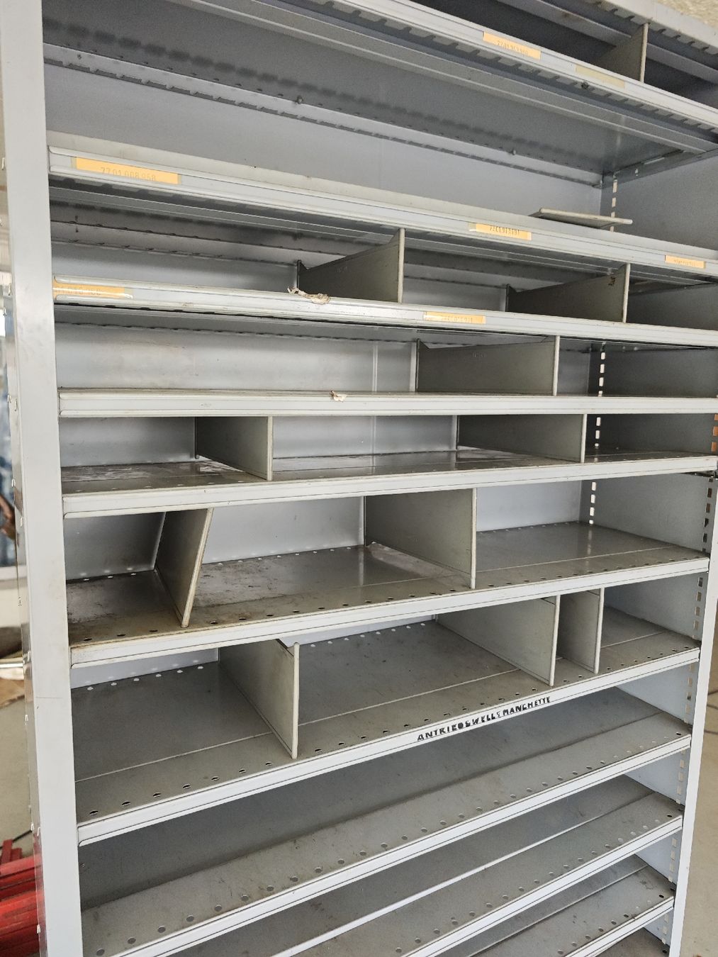 Lista Scaffali: Lista Werkstattregal Metall grau mit Fächern  – Usato da Bettlach venduto da jasonm 2
