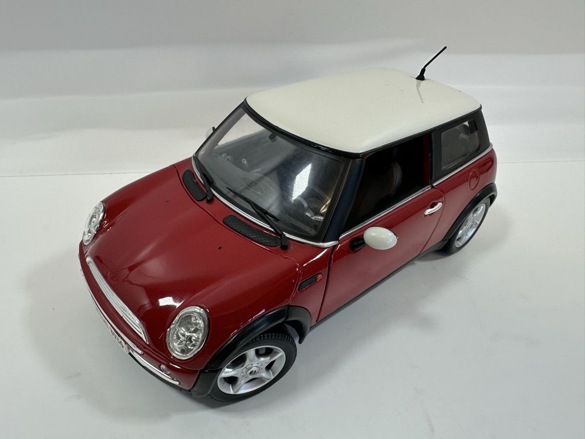 Maisto Modellini d'auto: Mini Cooper 1:18, rot-weiss, MAISTO – Nuovo (secondo la descrizione) da Zofingen venduto da rf9_x2xt 1