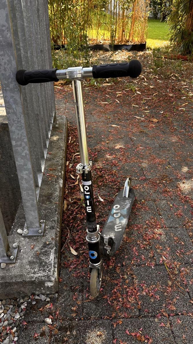 Micro Kickboard: Tretroller Micro Schwarz gebraucht – D'occasion à Rupperswil par JetmonX 2