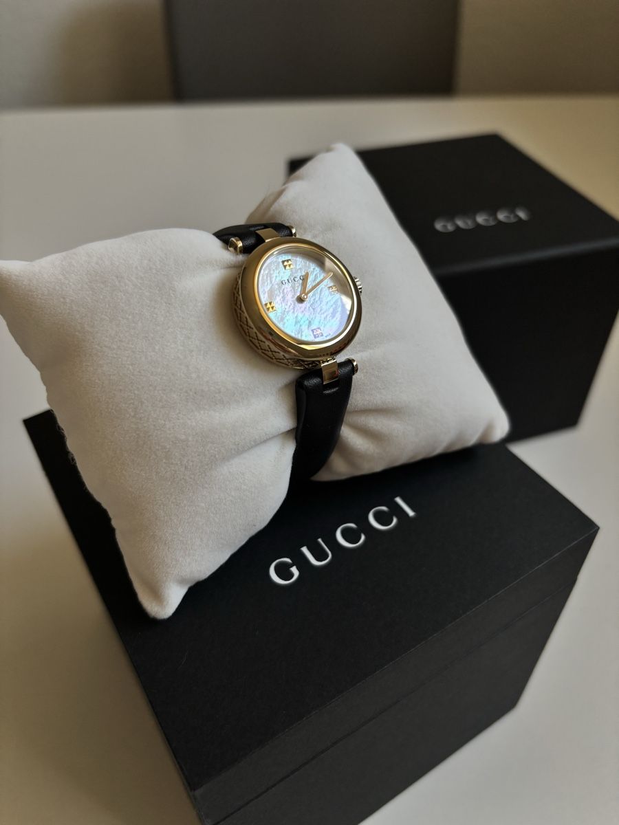 Gucci Orologi: Montre Gucci – Nuovo e nell'imballaggio originale da La Chaux-de-Fonds venduto da Titine.