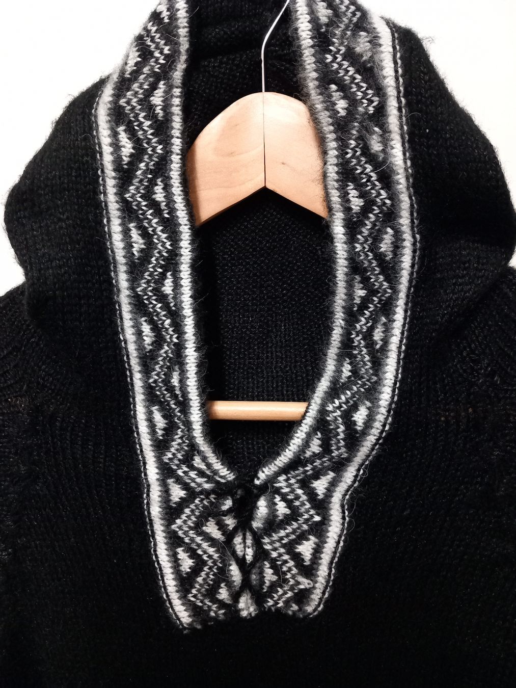 Maglioni & Felpe: Schwarzer Wollpullover mit Kapuze und Fransen Gr. L – Usato da Merligen venduto da muss_haben 1