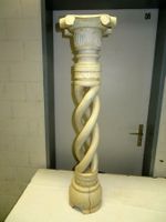 Verschlungene Säule aus leichtem Tropenholz