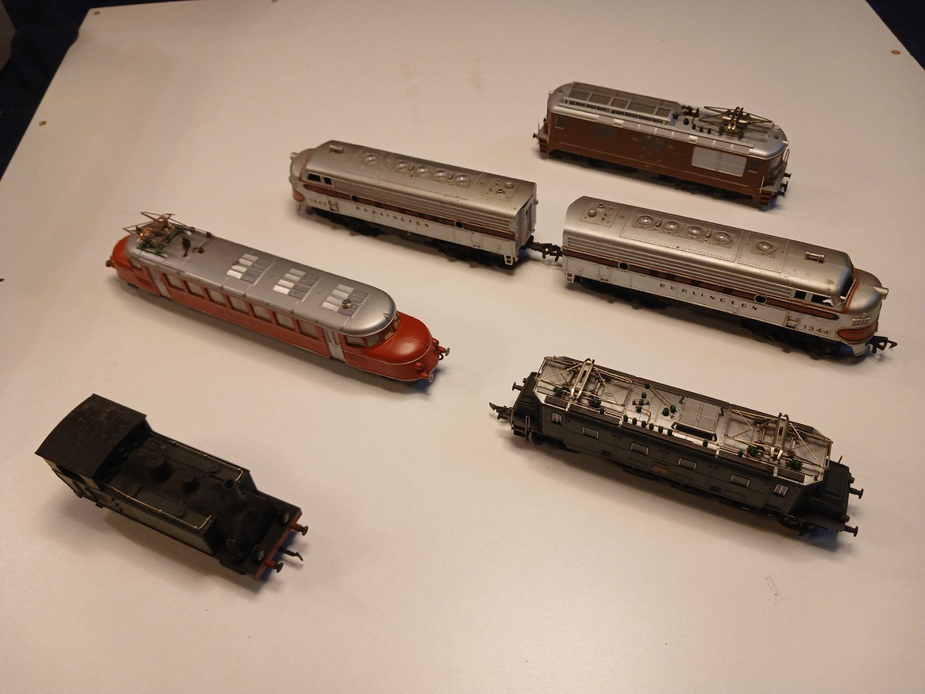 Modellini di ferrovie: 5 H0 Modeleisenbahn Loks – Usato da Rüfenacht BE venduto da zur_2s9l