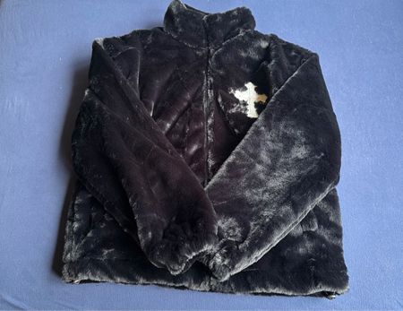 Schwarze Kunstfell Jacke mit Kreuz Grösse M