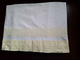 Vintage,altes Leintuch, hellgelb/weiss, mit Stickereibordüre