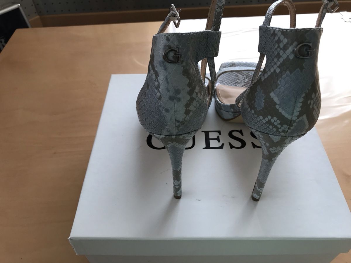 Guess Scarpe da donna: Guess Sandalen, Schlangenmuster, Gr. 38 – Nuovo (secondo la descrizione) da Mauren venduto da nfr_8pxy 1