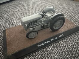 MODELLTRAKTOR 1:32 Neu auf Kunststoff Sockel ab 9.- 