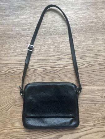 Schlichte, mittelgrosse  Umhängetasche aus Leder, schwarz