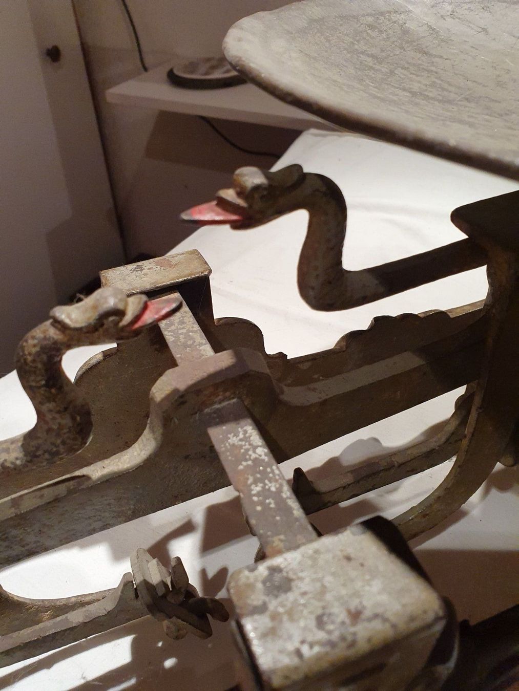 Waagen und Gewichte: Antik Metall Waage – Gebraucht aus Basel von M2 4