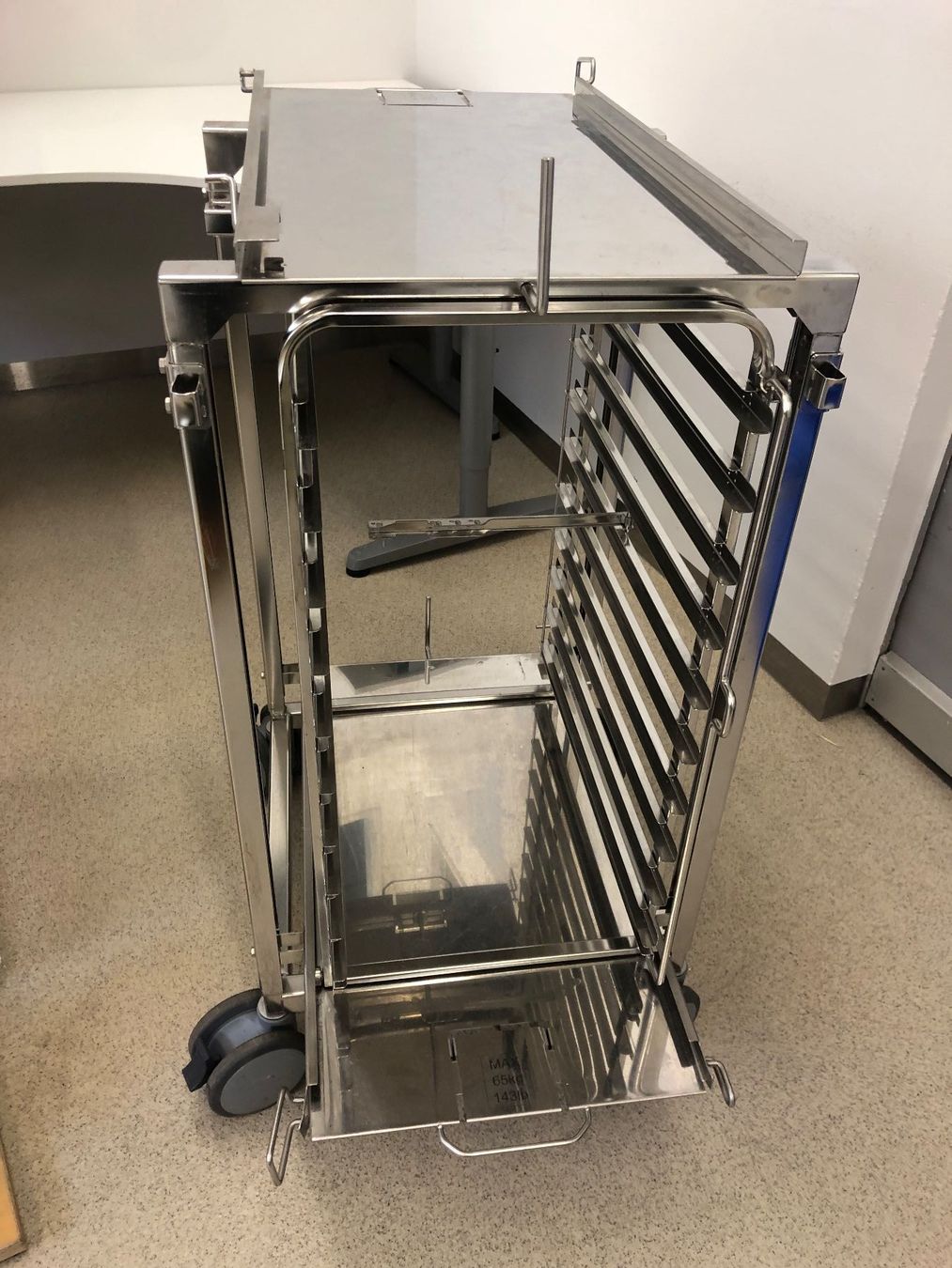 Mobilier: Edelstahl Transport oder Tablarwagen – D'occasion à Zofingen par kartengeheimniss 1