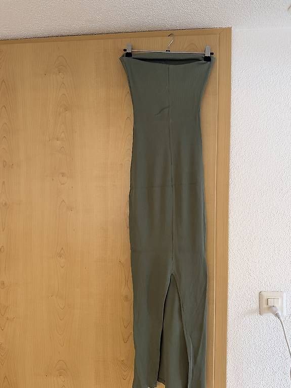 Robes: Olivgrünes geripptes Maxikleid – D'occasion à Rorschach par Tara234 1