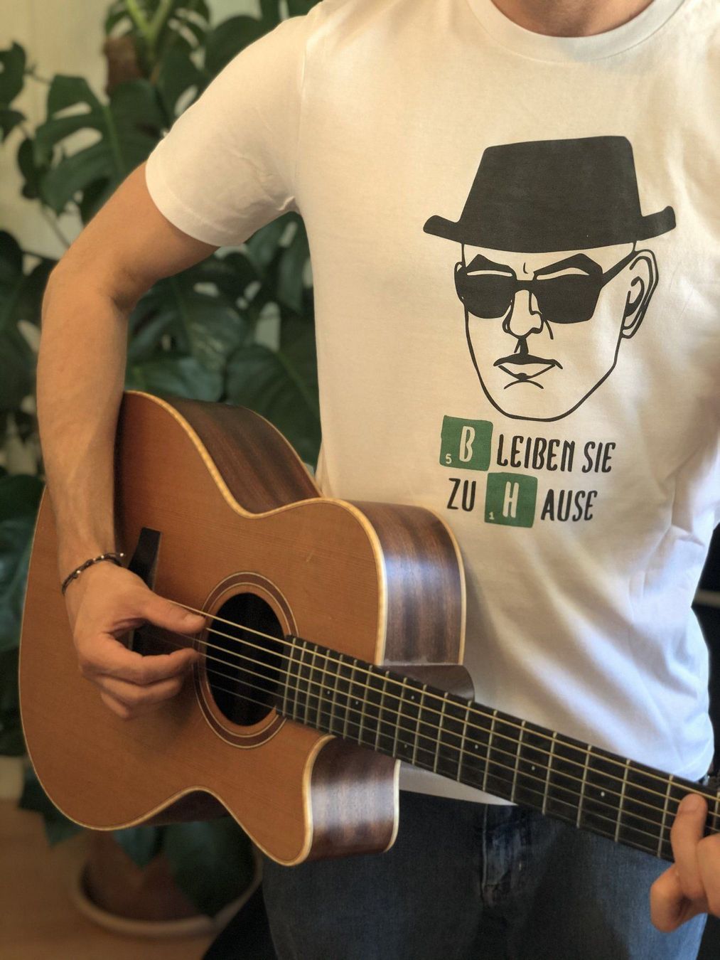 Altro in  Abbigliamento & Accessori: Dein "Bleiben Sie zu Hause" Shirt ist da – Nuovo e nell'imballaggio originale da Zürich venduto da Green_Jazz 3