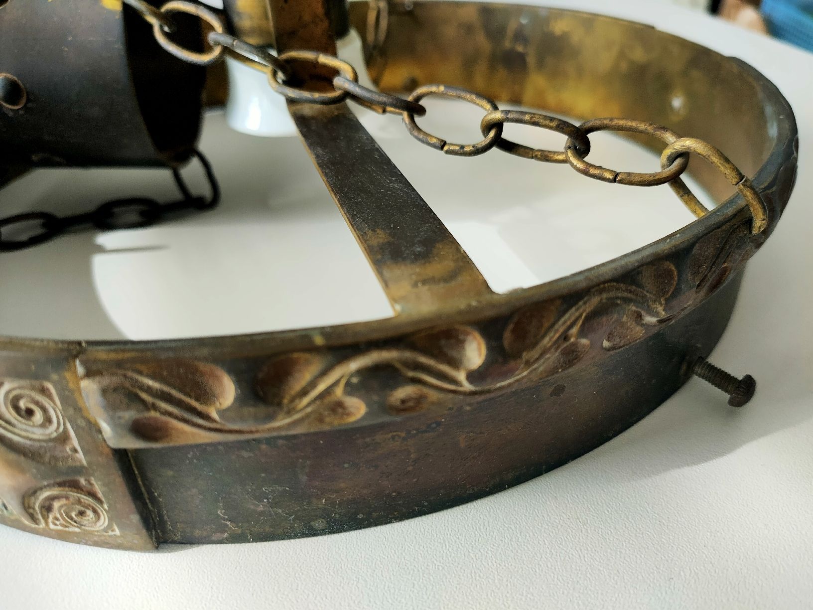 Lampadari & plafoniere: Antike Deckenlampe Kugelglas / Milchglas mit Messingrand, – Usato da Gipf-Oberfrick venduto da minini 2