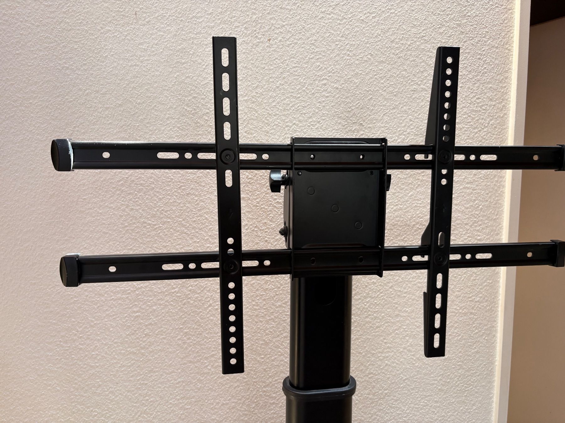 Supporti a parete: Mobiler TV-Ständer auf Rollen (32-70") – Usato da Forch venduto da ocdzurich 1