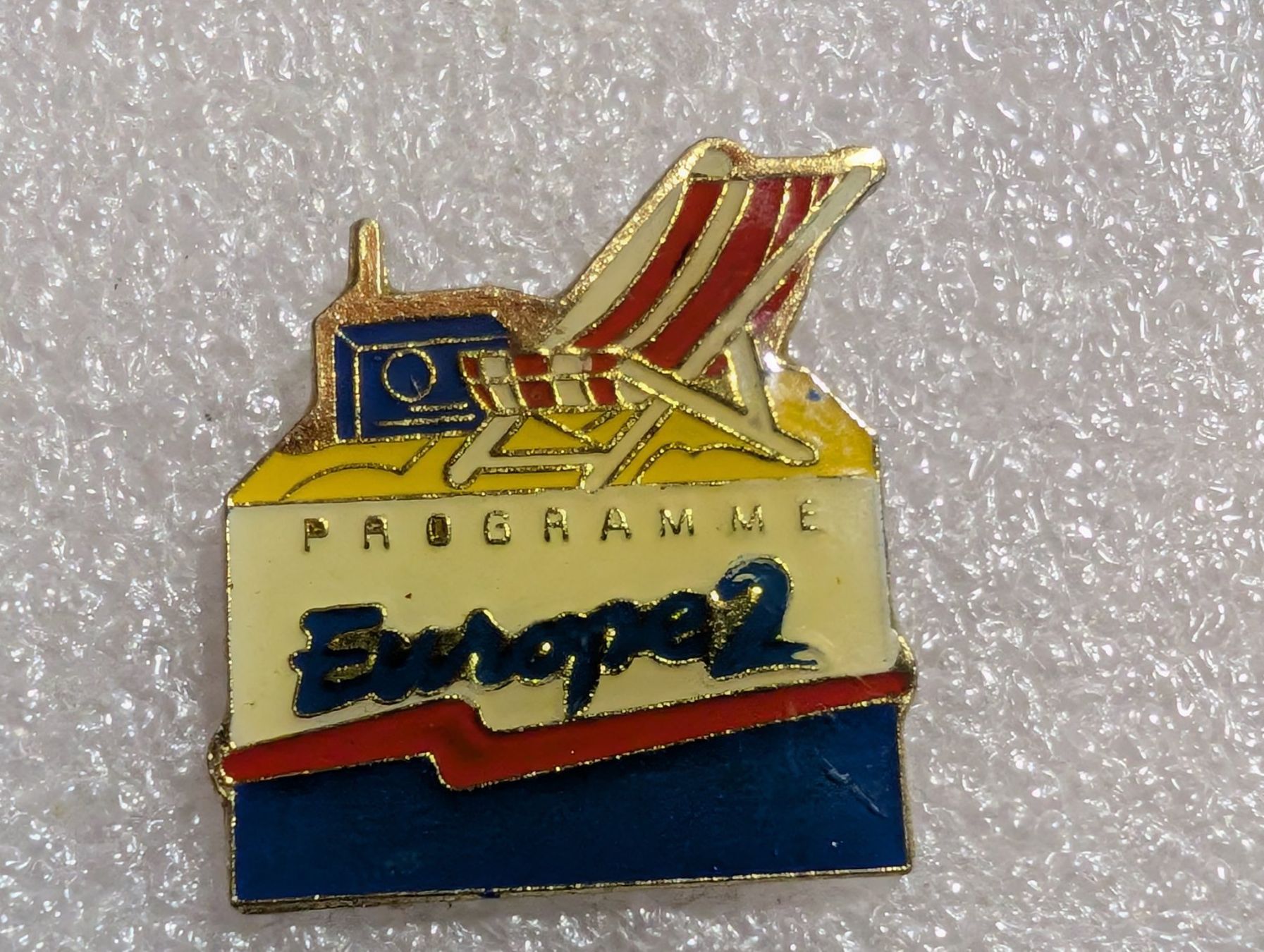Plaketten & Abzeichen: Ansteckpin 296: Europe2 – Gebraucht aus Oppligen von Pin-Fall-Shop