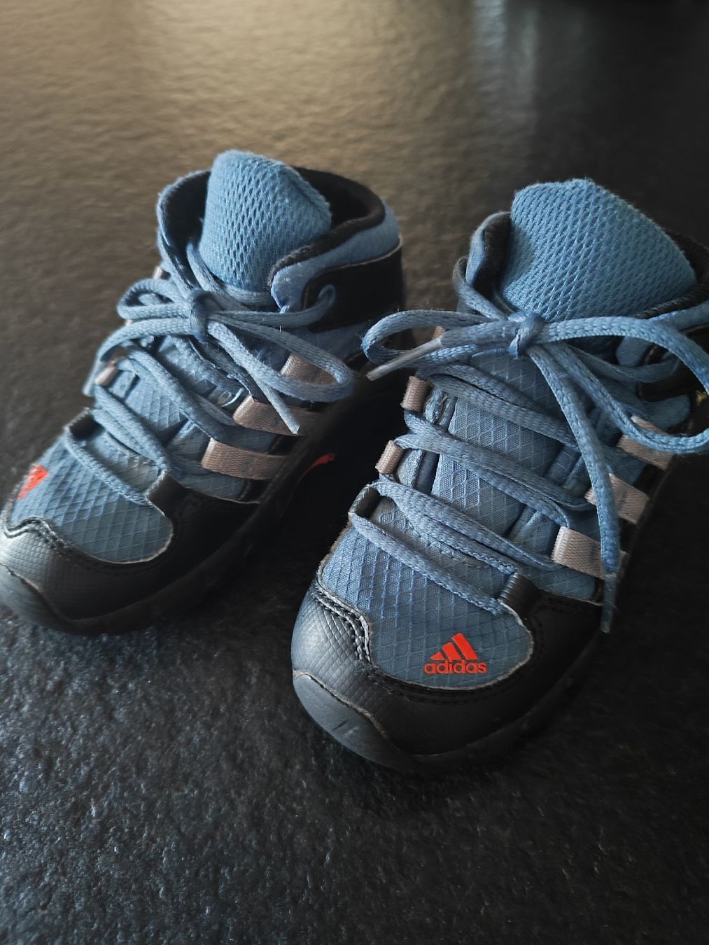 Adidas Chaussures garçon: Kinder Wanderschuhe Adidas Grösse 22 Gore-Tex – D'occasion à Murten par NathalieBruderer