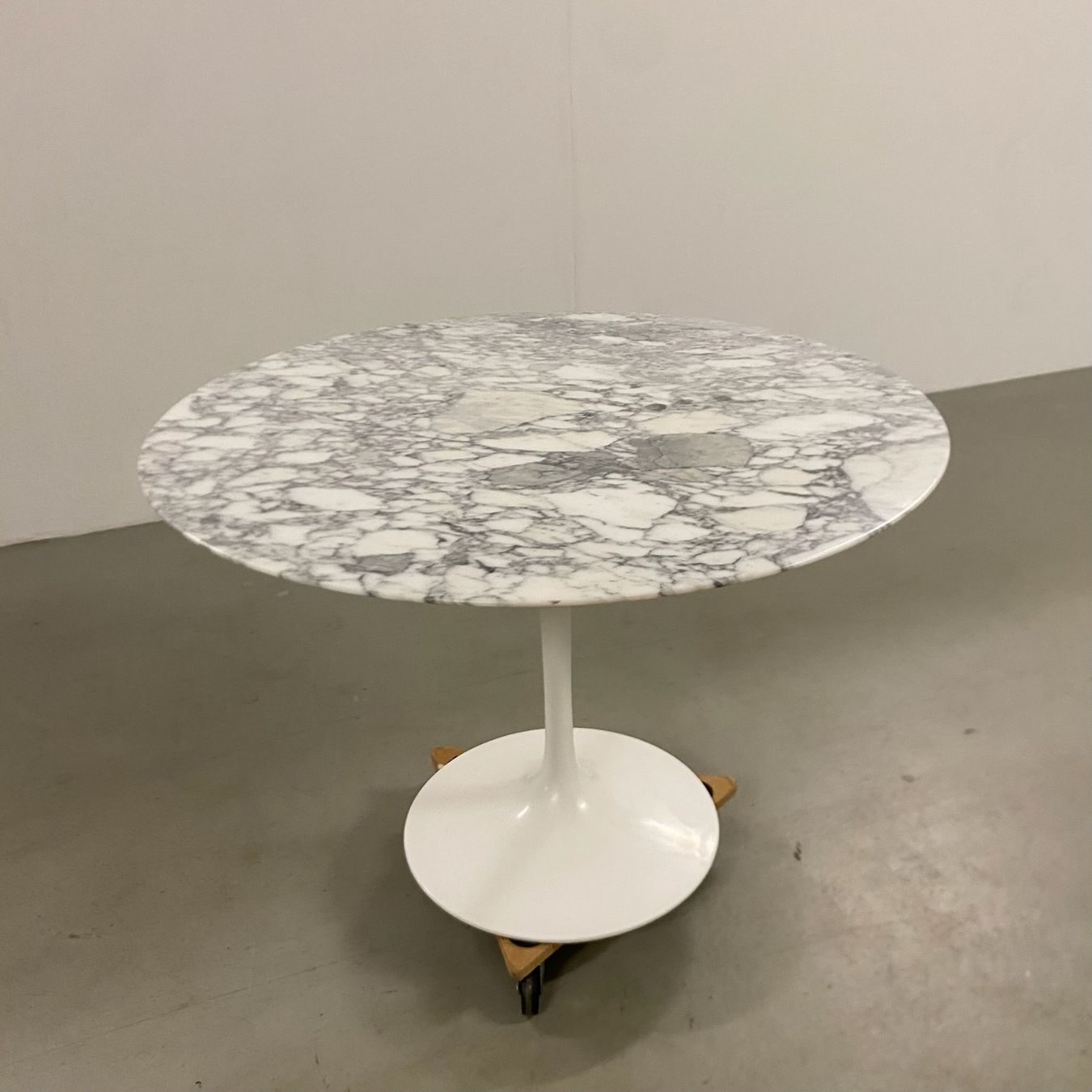 Knoll Tavoli: Original Saarinen Tulip Table Esstisch Marmor Knoll Int. – Usato da Basel venduto da MidMod20C 1