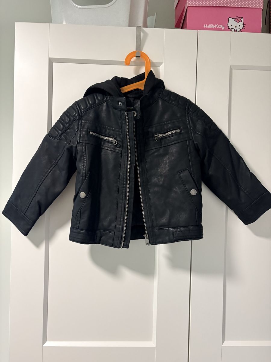 Giacche & Cappotti: Kinder Kunstlederjacke schwarz Grösse 104 – Usato da Münchenstein venduto da Miresolese
