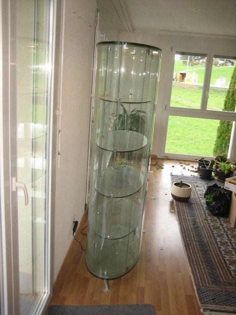 Vitrinen: Glasvitrine oval mit Ablagen – Gebraucht aus Winterthur von pf02 5
