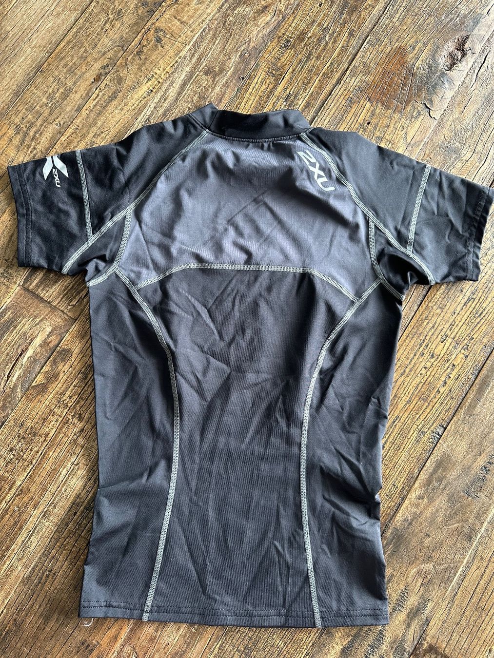 Top: 2XU Top S schwarz/grau neu – Nuovo (secondo la descrizione) da Wollerau venduto da NinaWollerau 2