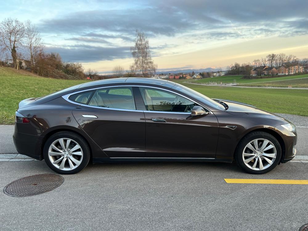 Tesla Model S85 in gutem Zustand