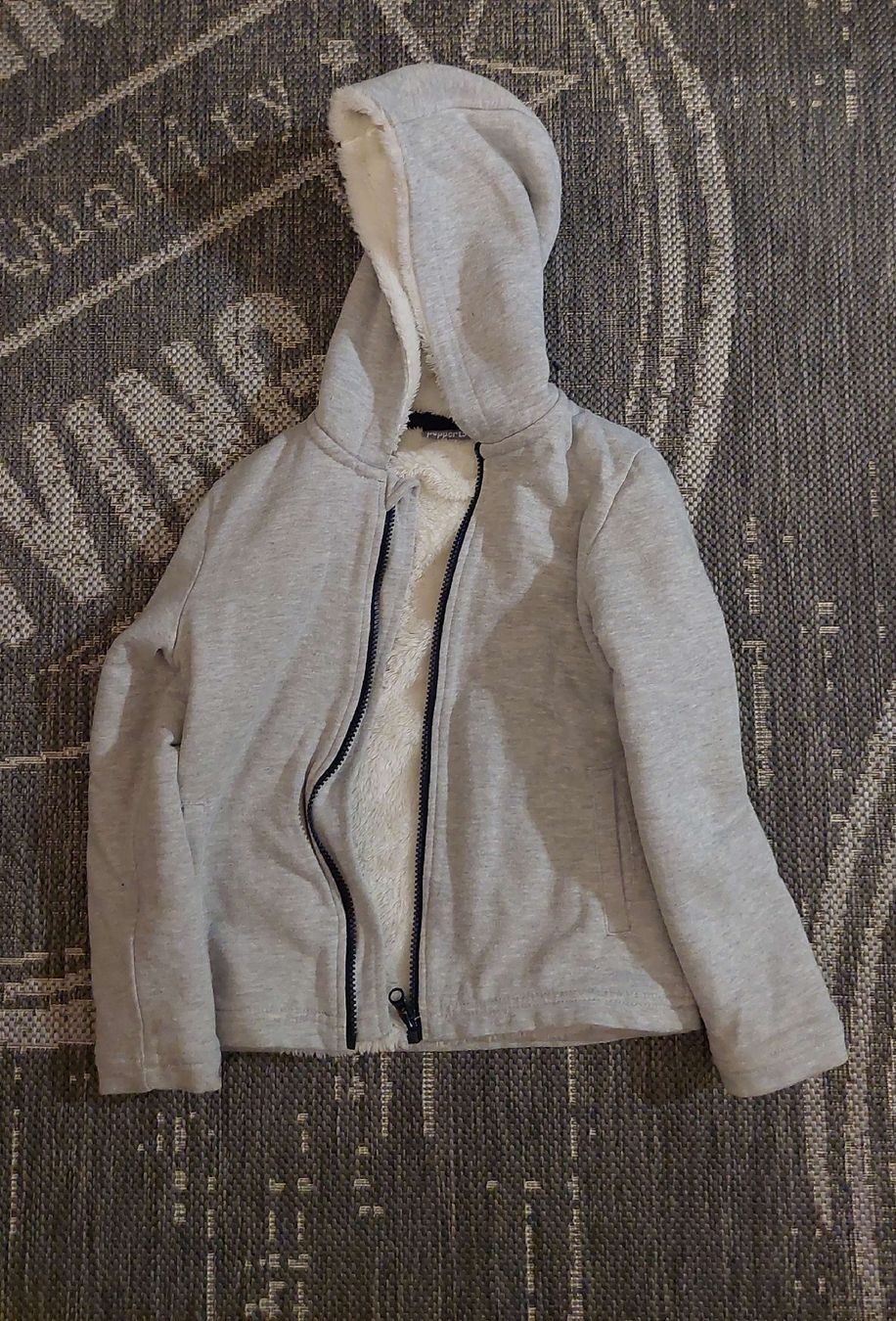 Vestes & Manteaux: Kinder Kapuzenjacke Grau mit Teddyfutter Grösse 122-128 – D'occasion à Egolzwil par mobiledeluxe
