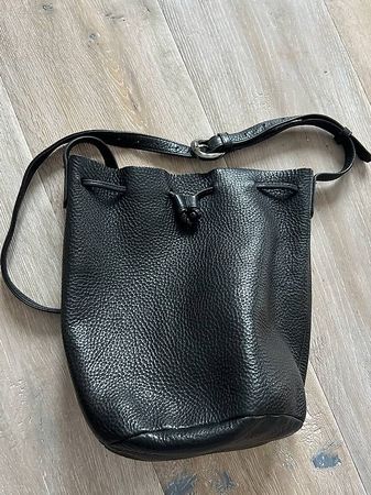 Schwarze Ledertasche der New Yorker Marke Baggu