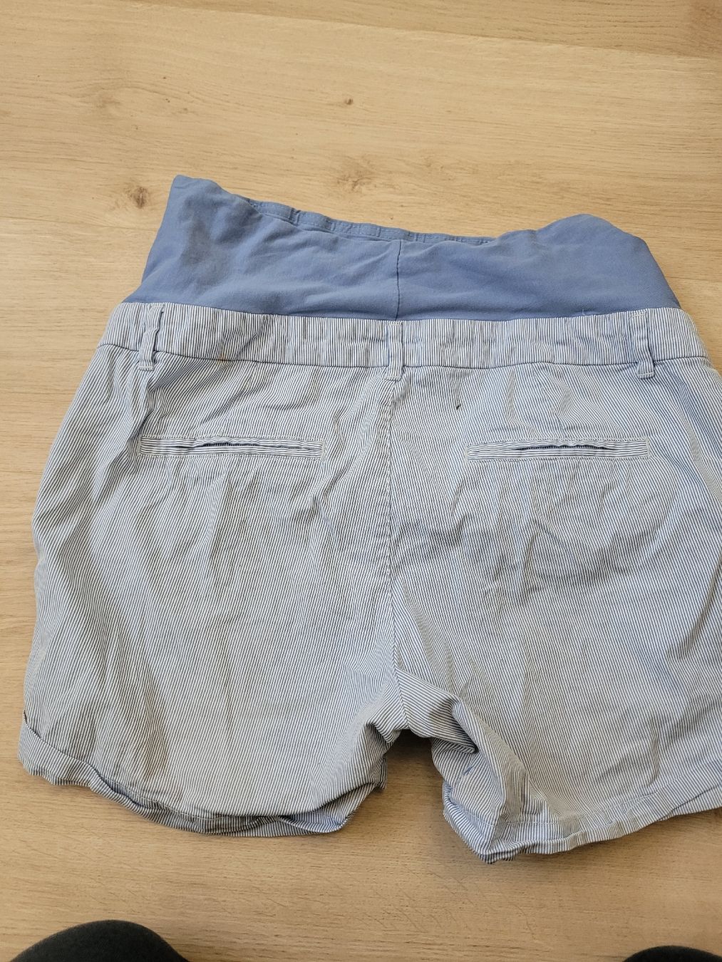 Pantaloni: kurze Umstandshose Gr. L – Usato da Lupsingen venduto da sta_wgg5 3