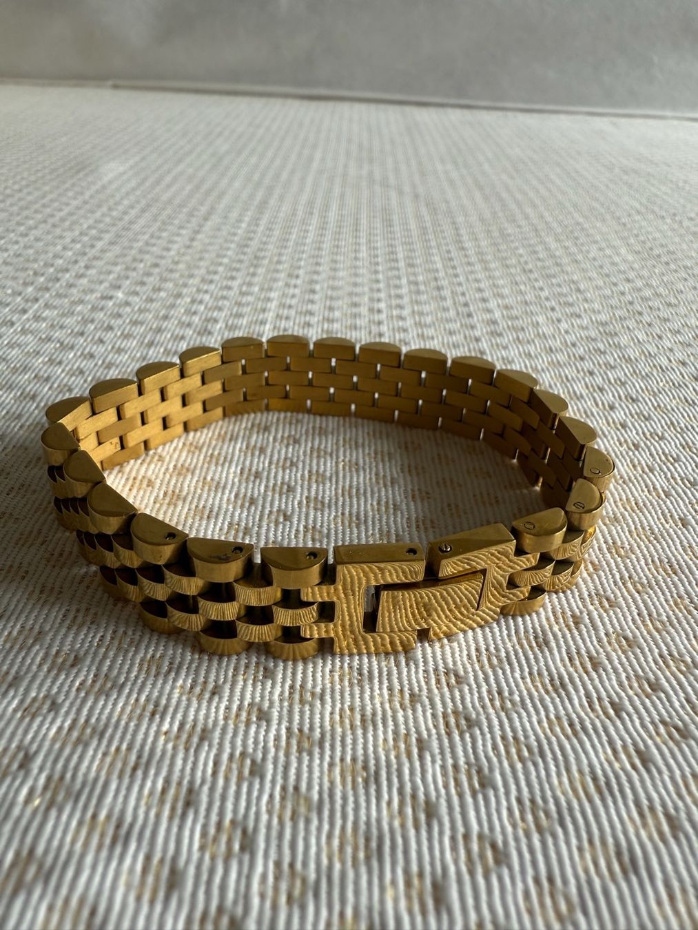 Armbänder & -reifen: Bracelet en acier doré – Gebraucht aus Sion von accroshoes 1