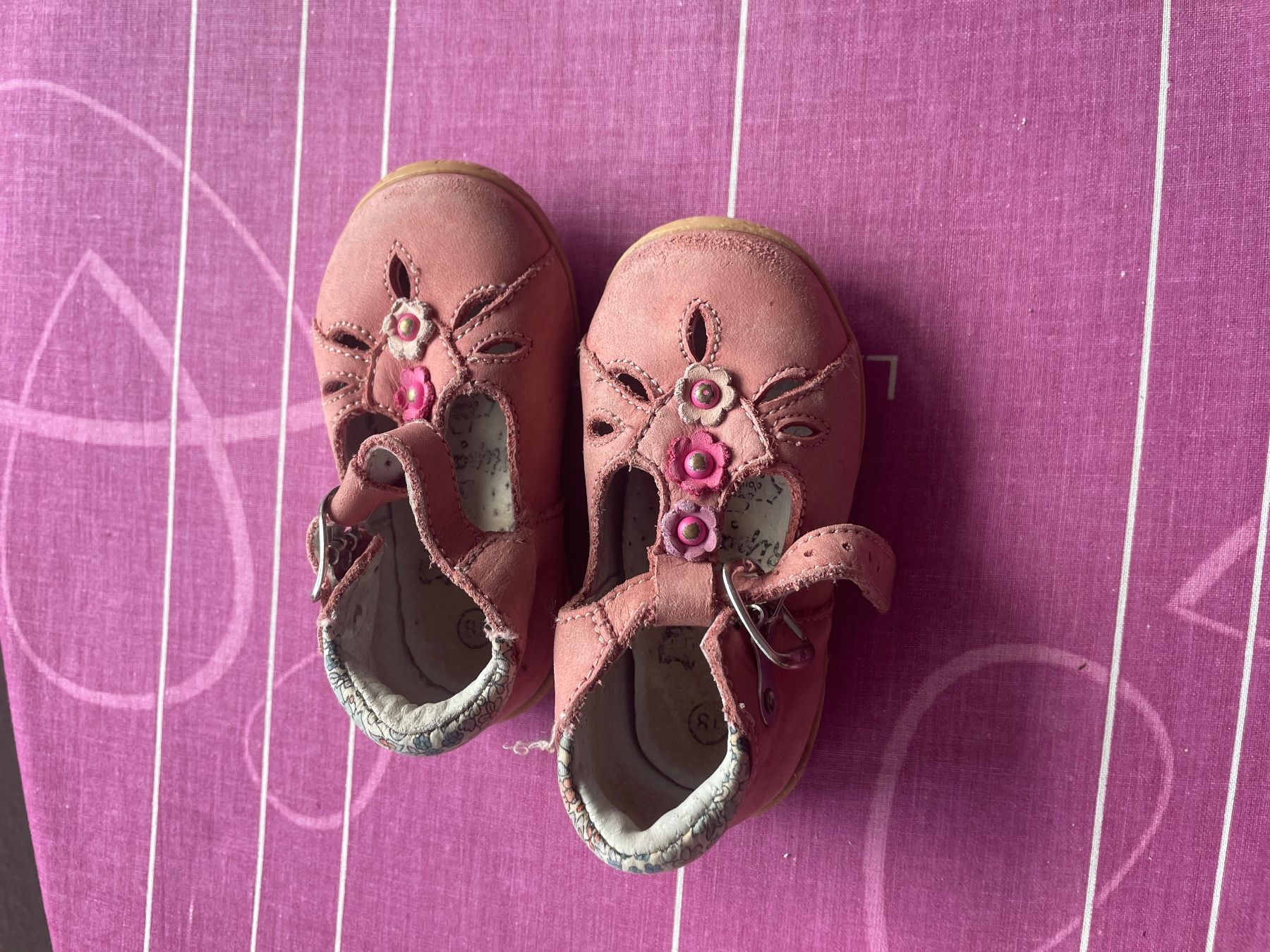 Scarpe per ragazze: Chaussures enfants taille 18 – Usato da Les Geneveys-sur-Coffrane venduto da pipocas2009