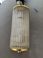 Designer Messing-Wandlampe mit Rillen-Glas für gemütliche Ab