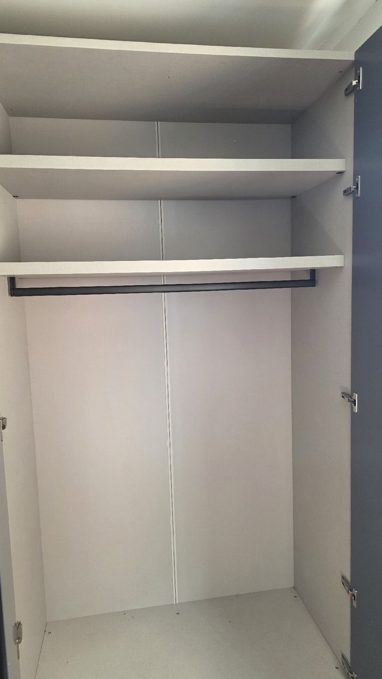 Schränke: A designer solid wood four-door gray wardrobe – Neu (gemäss Beschreibung) aus Zollikon von maj_wbl5 2