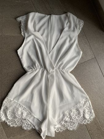 Kurzer Damen Jumpsuit weiss Grösse S mit Spitze 