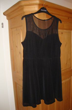 NEUWERTIGES Kleid in schwarz, Grösse 42