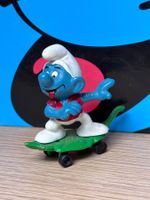 Schlumpf auf Rollbrett