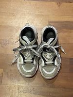 Grau/weiss/schwarze Schuhe in gutem Zustand.